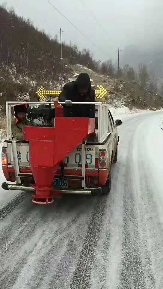 小型车挂式融雪剂撒布机路面除雪机冬季撒盐机