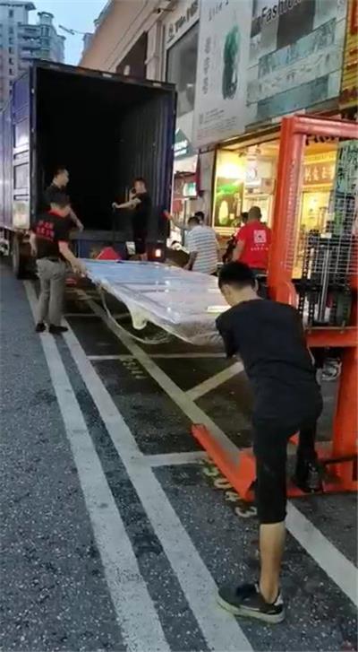 好运来吊装1—50楼高空吊装、沙发玻璃、背影墙门窗案例