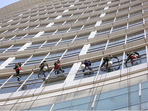 中山外墻清洗，高層外墻存在著危險性和復雜性