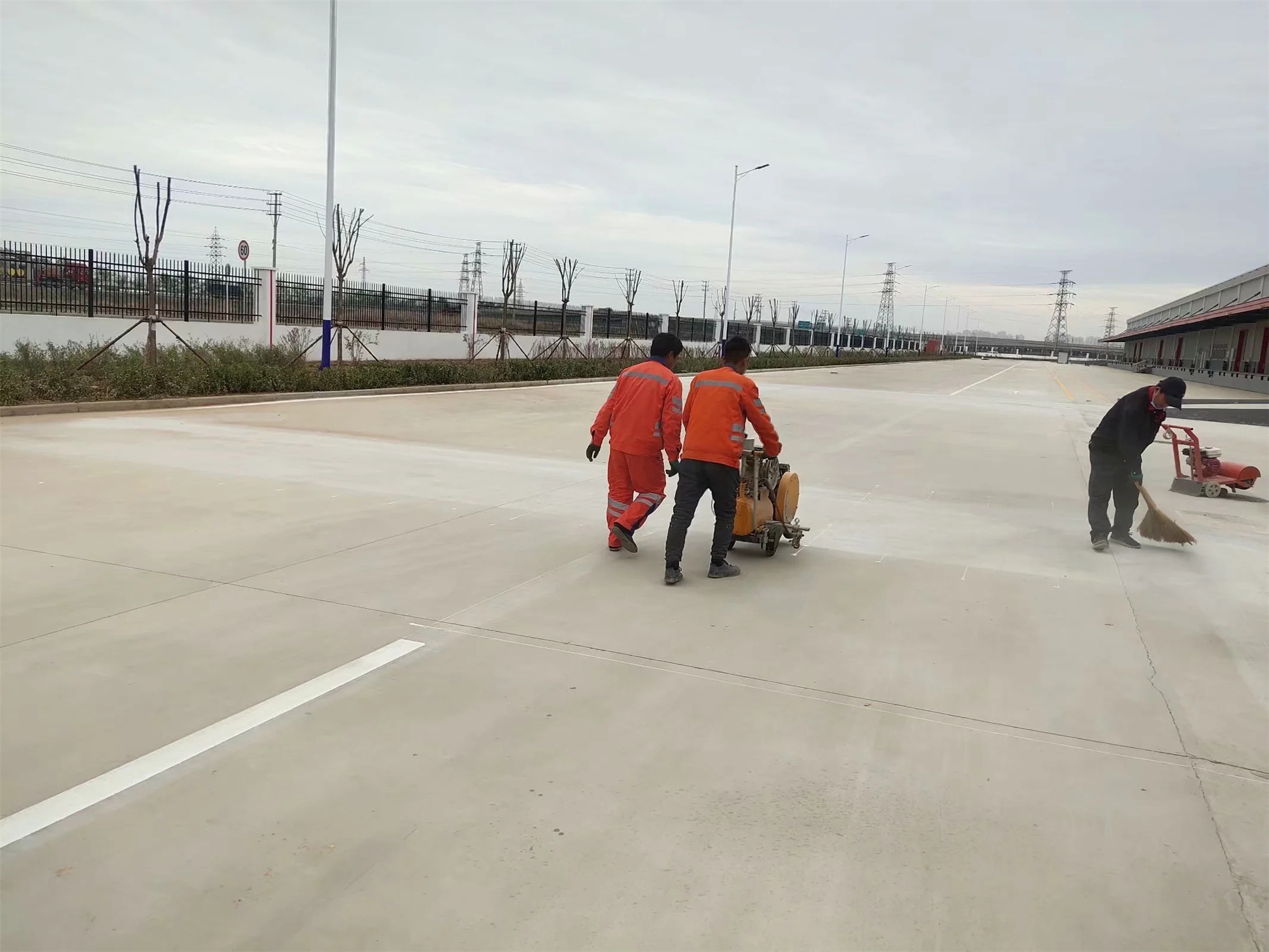 天津武清区道路画线公司 工业园道路划线 学校操场划线快速施工