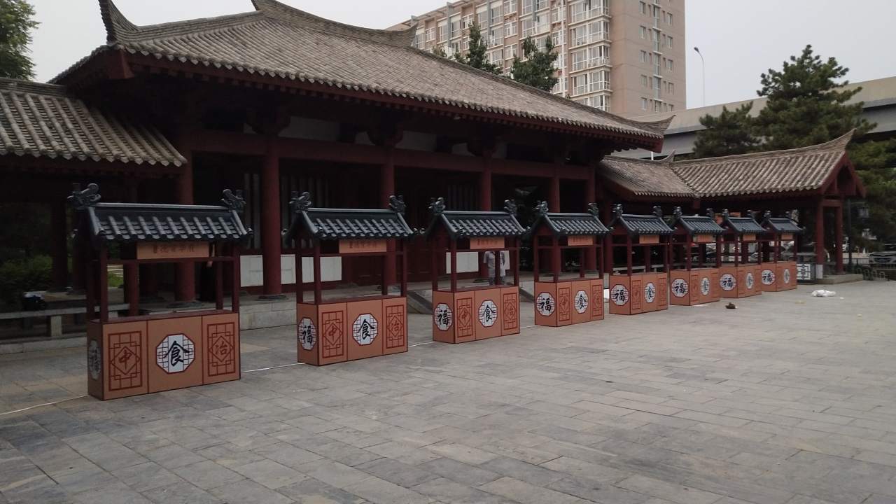 海南?？谕尥迿C(jī)籃球機(jī) 洽談桌椅 龍門桁架特裝搭建
