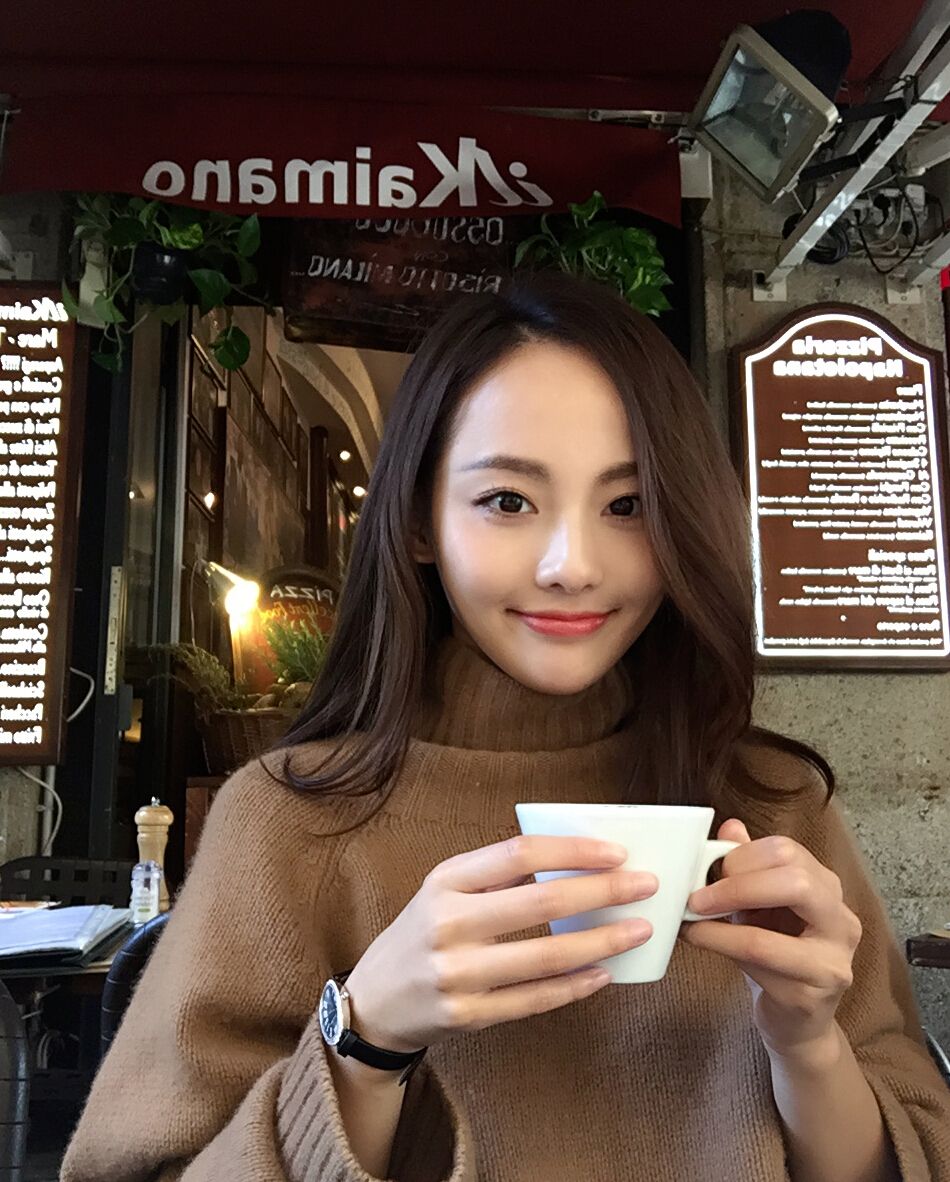 怎么聯系張嘉倪經紀人15962573207  張嘉倪出場費多少 張嘉倪商務合作  怎么跟張嘉倪合作 張嘉倪代言