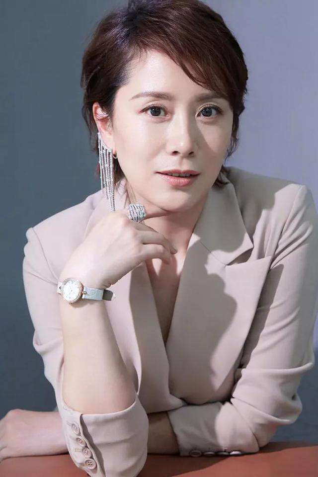 海清  代言 翻包植入 經紀人18017917952